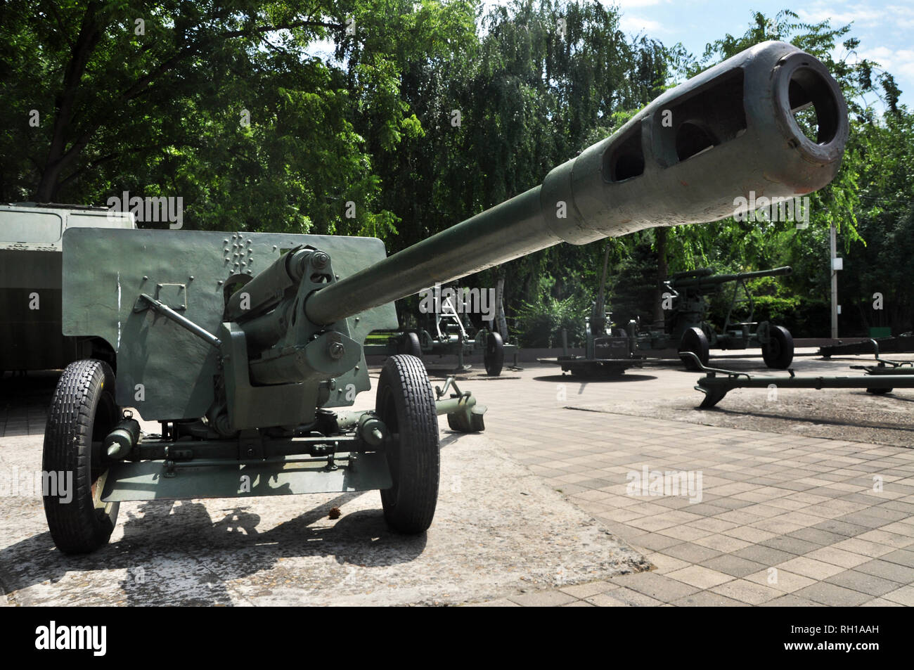 Russian tank and howitzer. Old weapons Museum Stock Photo Alamy