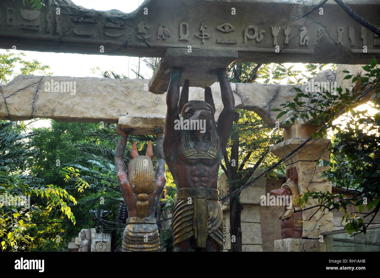 Pyramid sphinx statue palm tree hi-res stock photography and images - Alamy