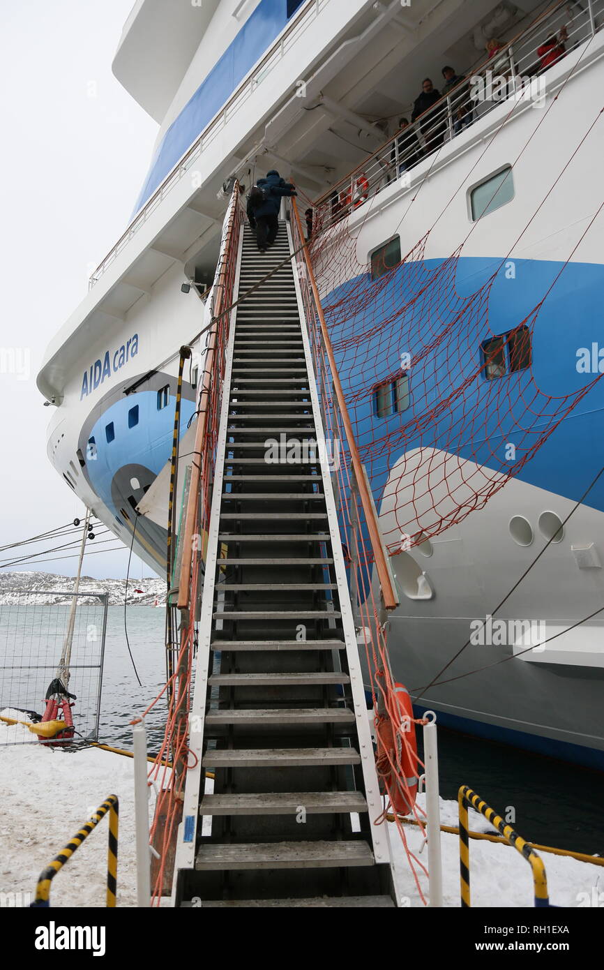 steile Gangway zu einem Kreuzfahrtschiff, AIDAcara Stock Photo