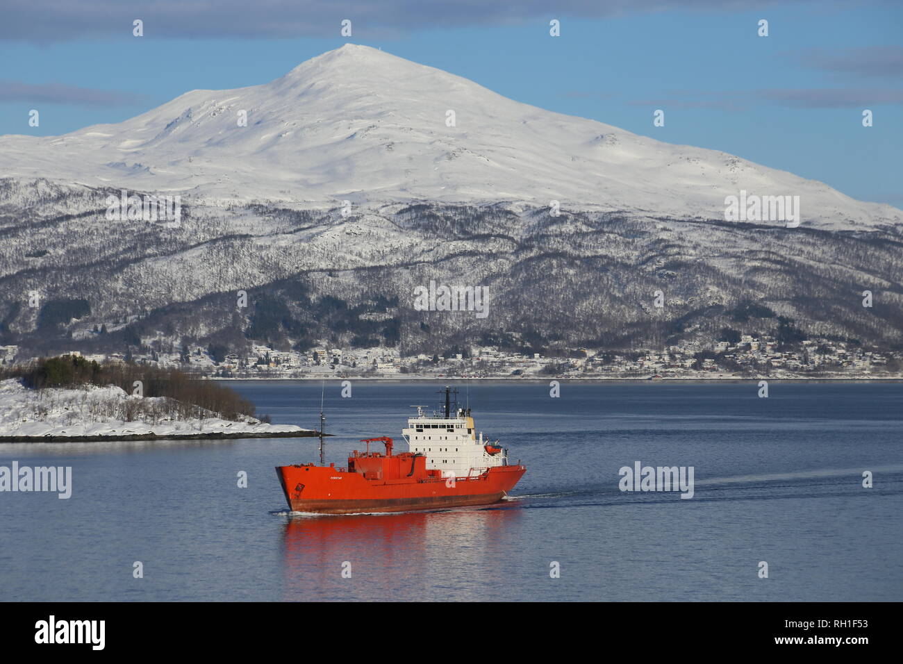 Der Frachter 'Cemstar'  vor einem Berg bei Finnsnes Stock Photo