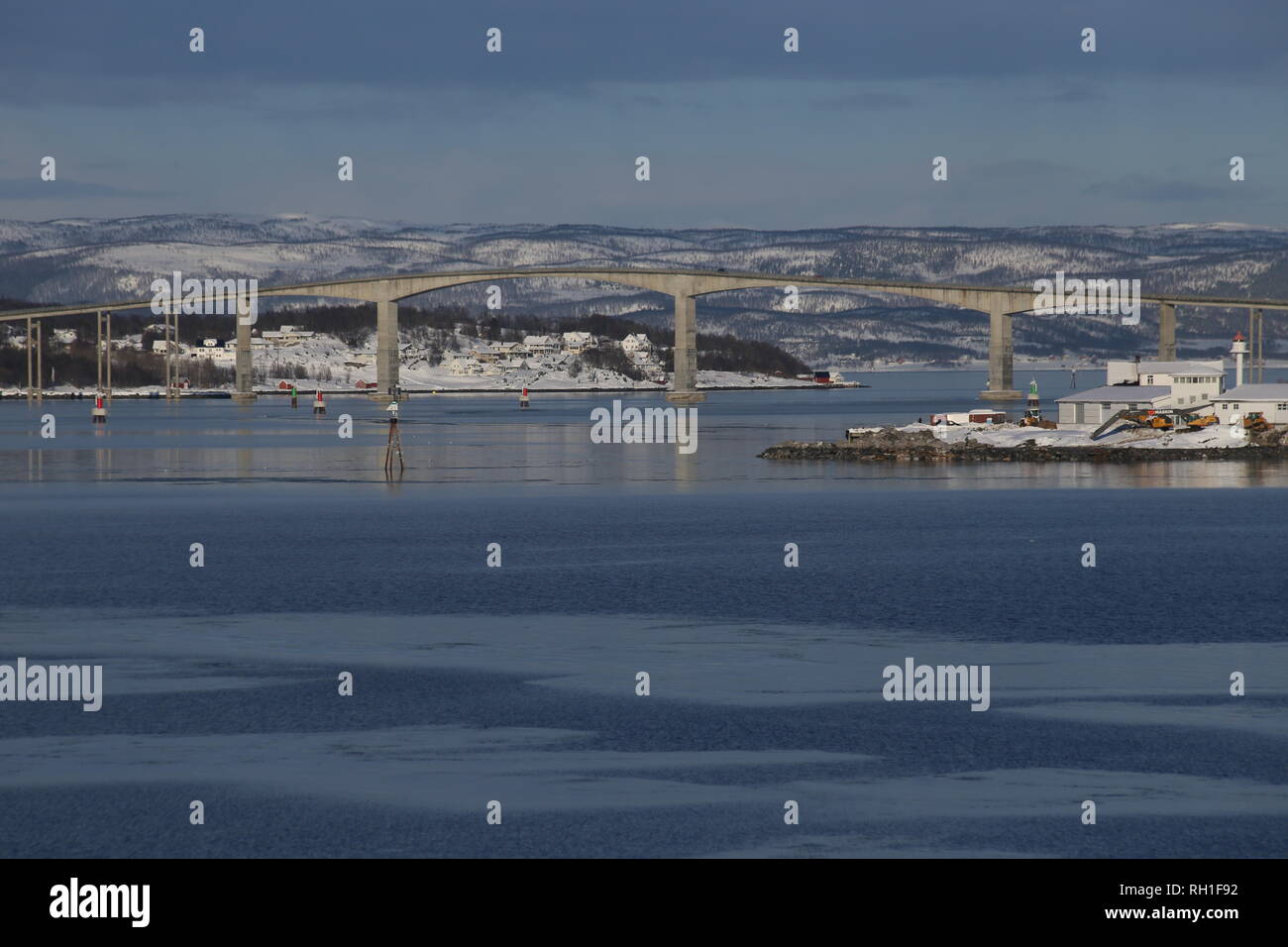 Die Gisund-Brücke befindet sich in der norwegischen Provinz Fylke. Es ist eine Auslegerbrücke. Stock Photo