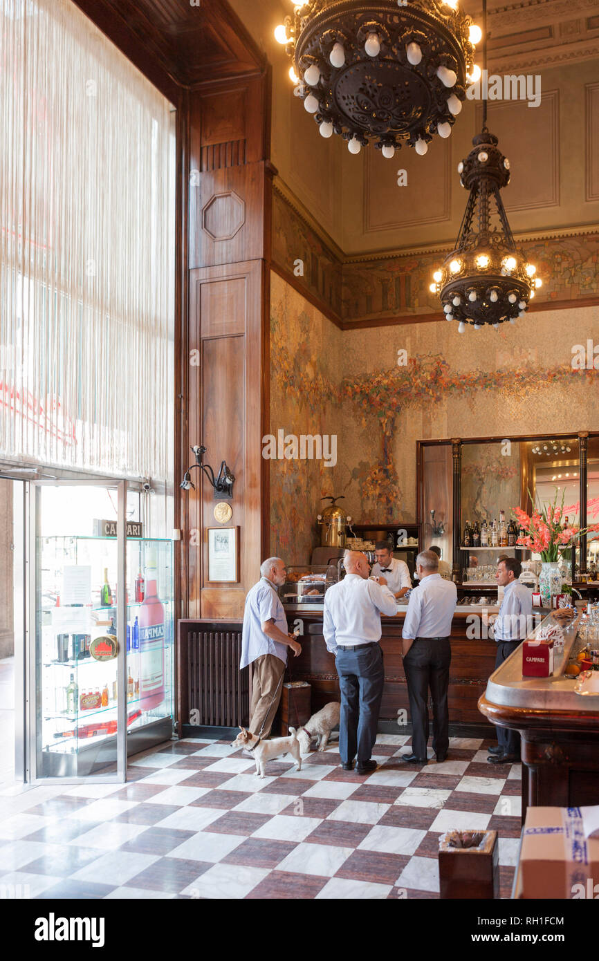 People in a bar hi-res stock photography and images - Alamy