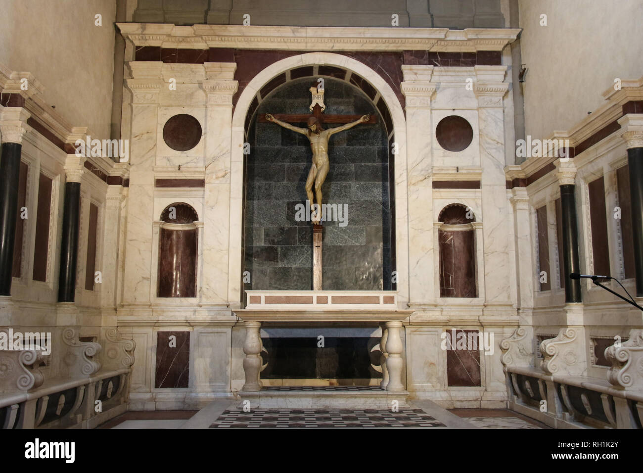 Italy, Florence - April 02 2017: the view of the wooden crucifix by Filippo  Brunelleschi in Gondi Chapel in Santa Maria Novella Church Stock Photo -  Alamy, image size:1300x956