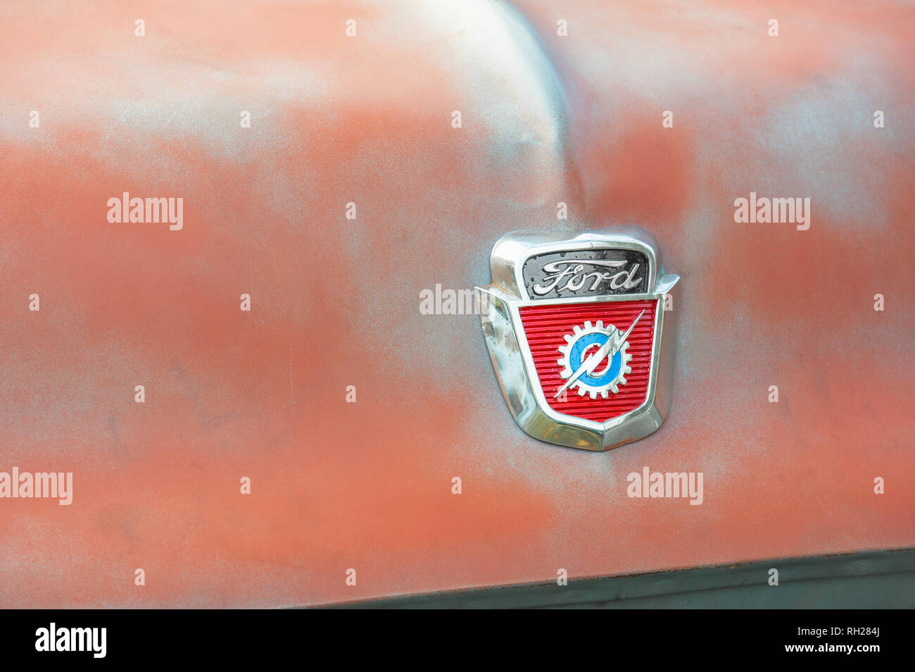 Hook, UK - January 1, 2019:  Close-up vehicle badge insignia on the hood of an old Ford F-100 pickup truck. Stock Photo