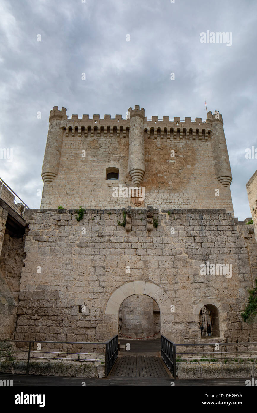 Peñafiel, Valladolid, España; Abril 2015: Main tower of Peñafiel castle against a stormy sky, Province of Valladolid, Spain Stock Photo