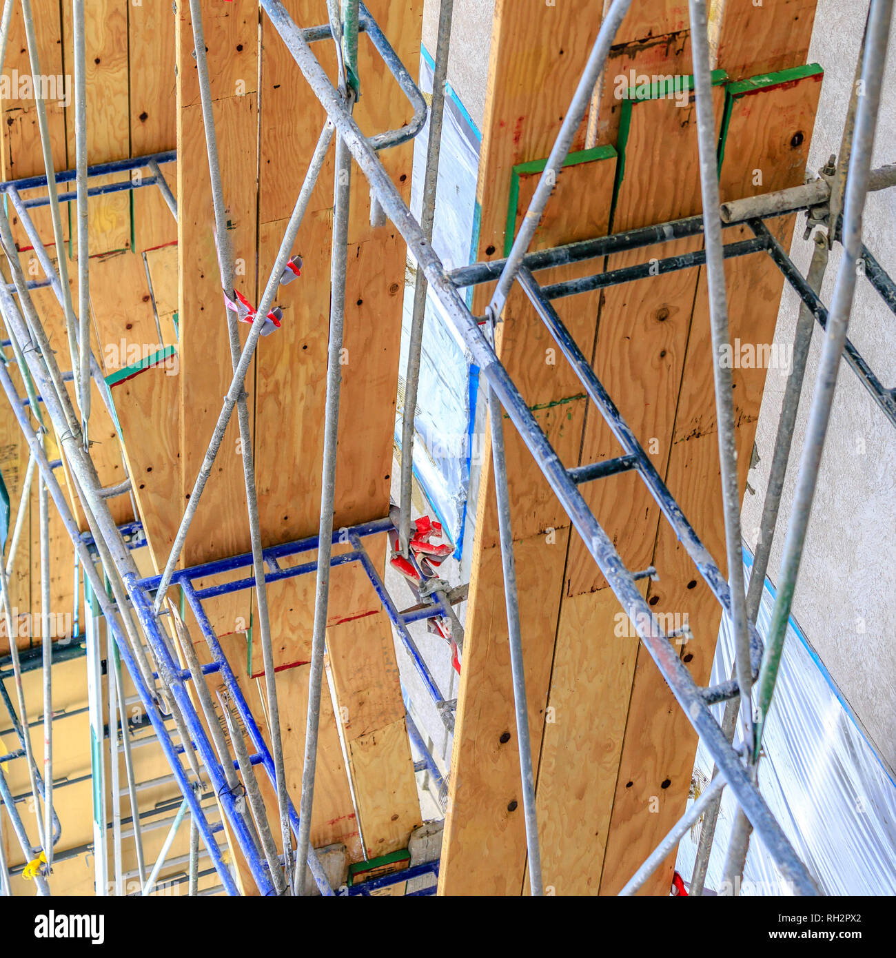 Scaffolding made of metal poles and wooden planks Stock Photo - Alamy
