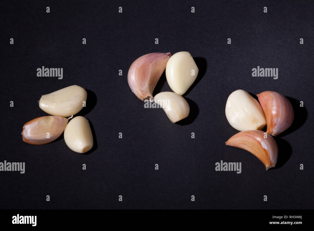 Garlic cloves on pure black Stock Photo - Alamy