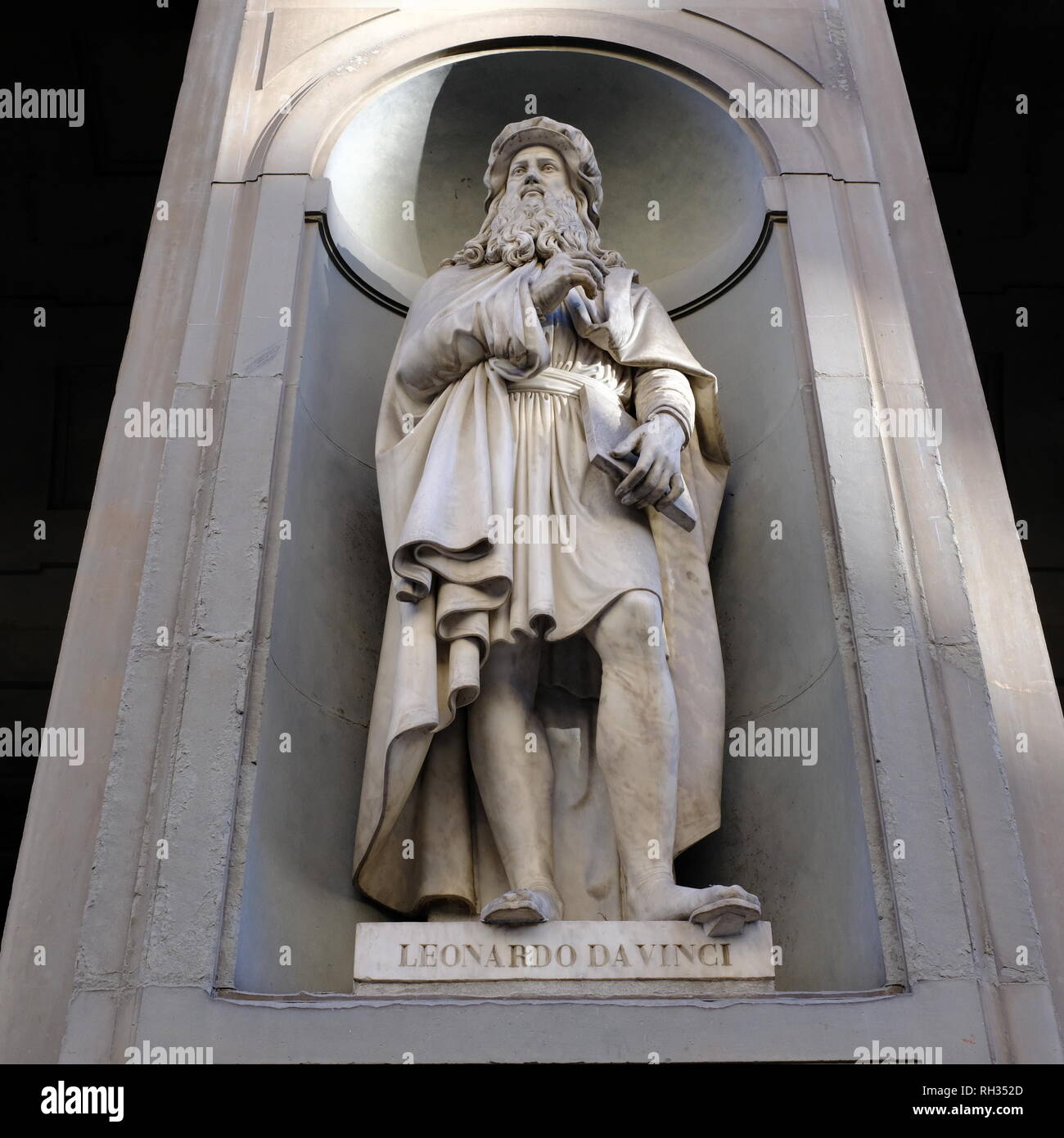 Sculpture Statue of Leonardo Da Vinci Uffizi Gallery Florence Italy