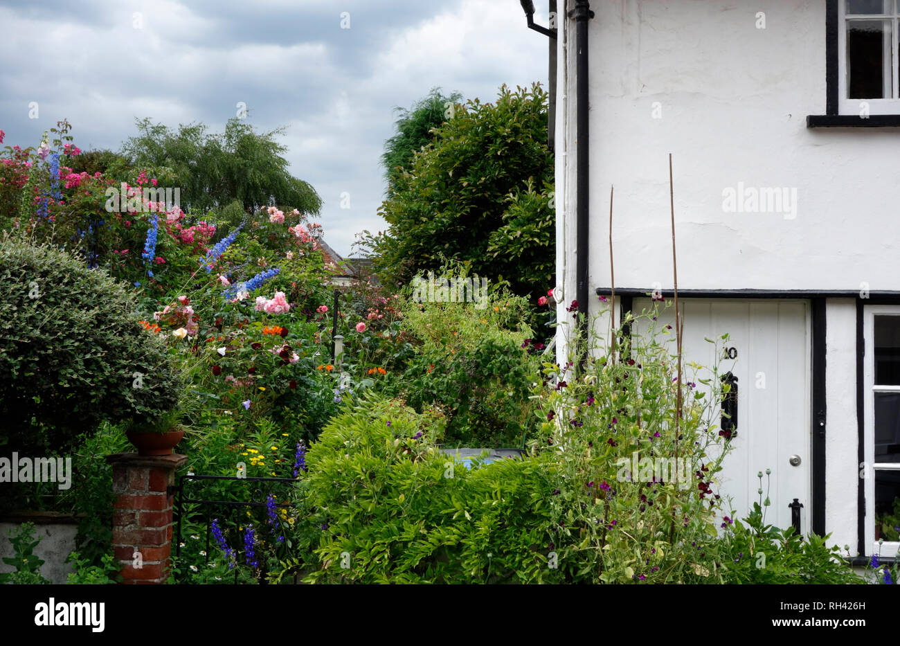 Pretty cottage garden in Lavenham, Suffolk Stock Photo