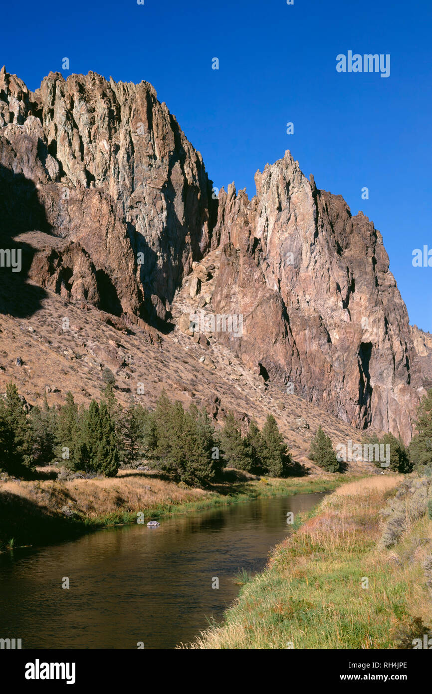 USA, Oregon, Smith Rock State Park, Smith Rock, which is composed of ...