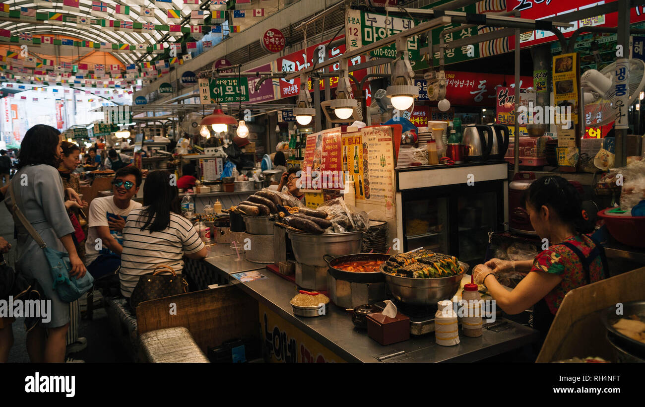 Street food vendors selling Korean food at the Gwangjang market in Seoul, South Korea Stock Photo