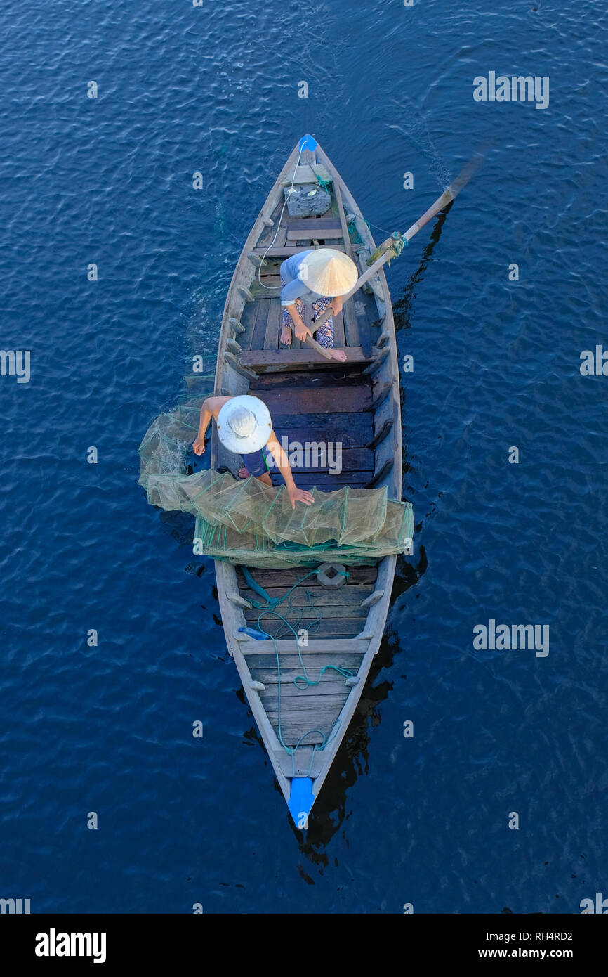 Top view of a traditional boat with local Vietnamese fishermen paddling  through Hoi An, Vietnam Stock Photo - Alamy
