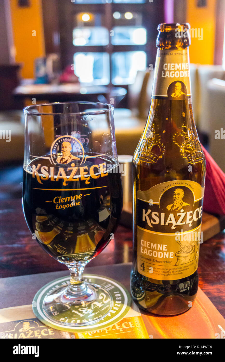 PHOTOGRAPH A branded glass and bottle of Książęce Ciemne Łagodne dark beer,  Gdańsk, Poland Stock Photo - Alamy