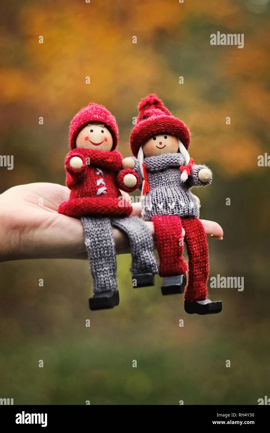 Funny romantic couple of wooden dolls in knited wear are sitting on a palm Stock Photo - Alamy Funny romantic couple of wooden dolls in knited wear are sitting on a palm Stock Photo - Alamy
