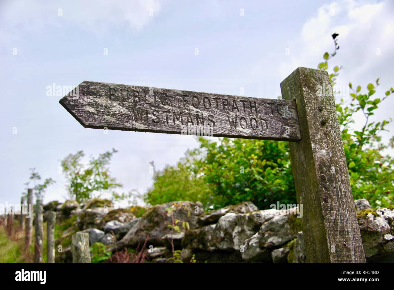 Wooden Country Signpost to Wistmans Wood. Dartmoor National Park, Devon ...