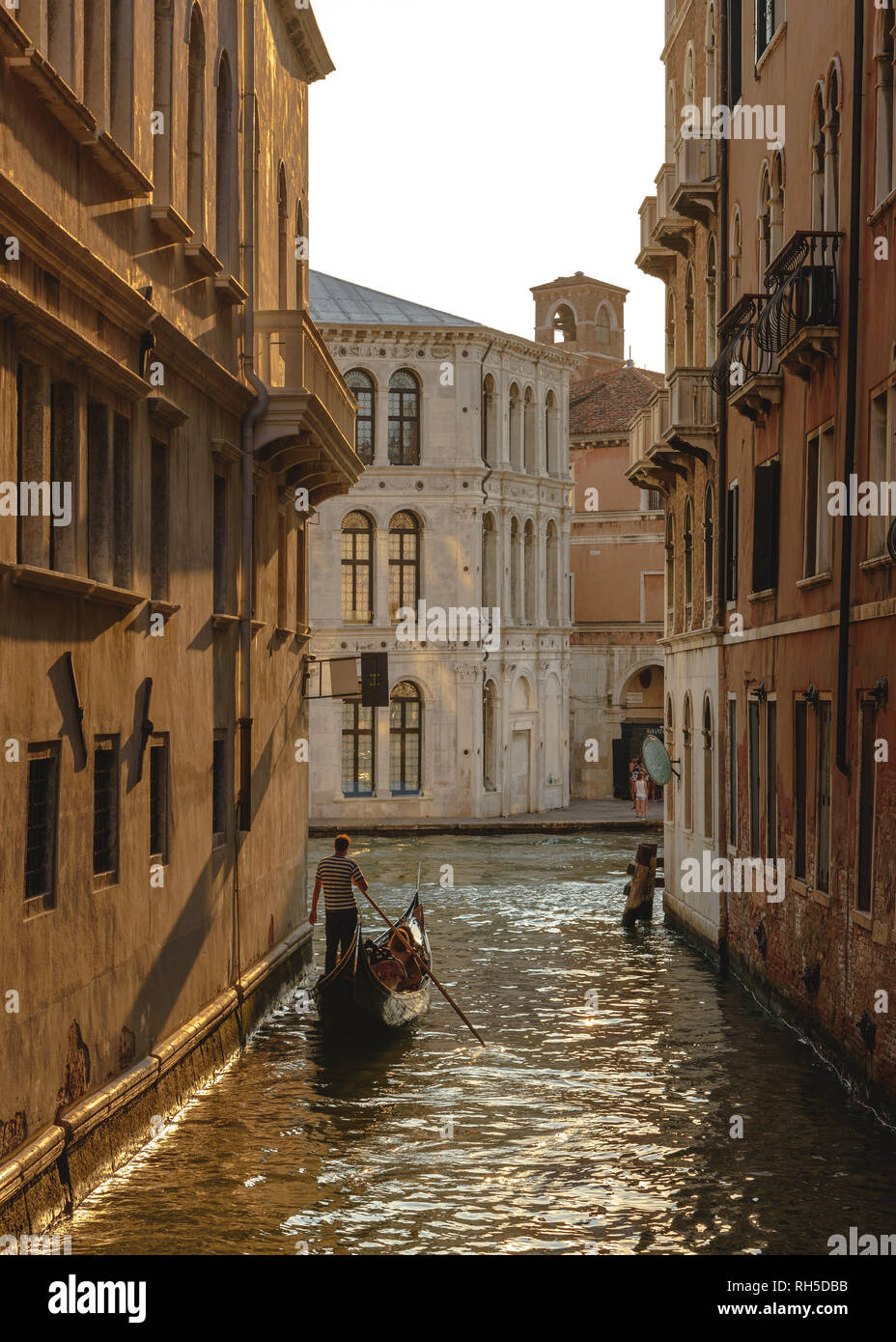 Venice canal gondola gondolier hi-res stock photography and images - Alamy