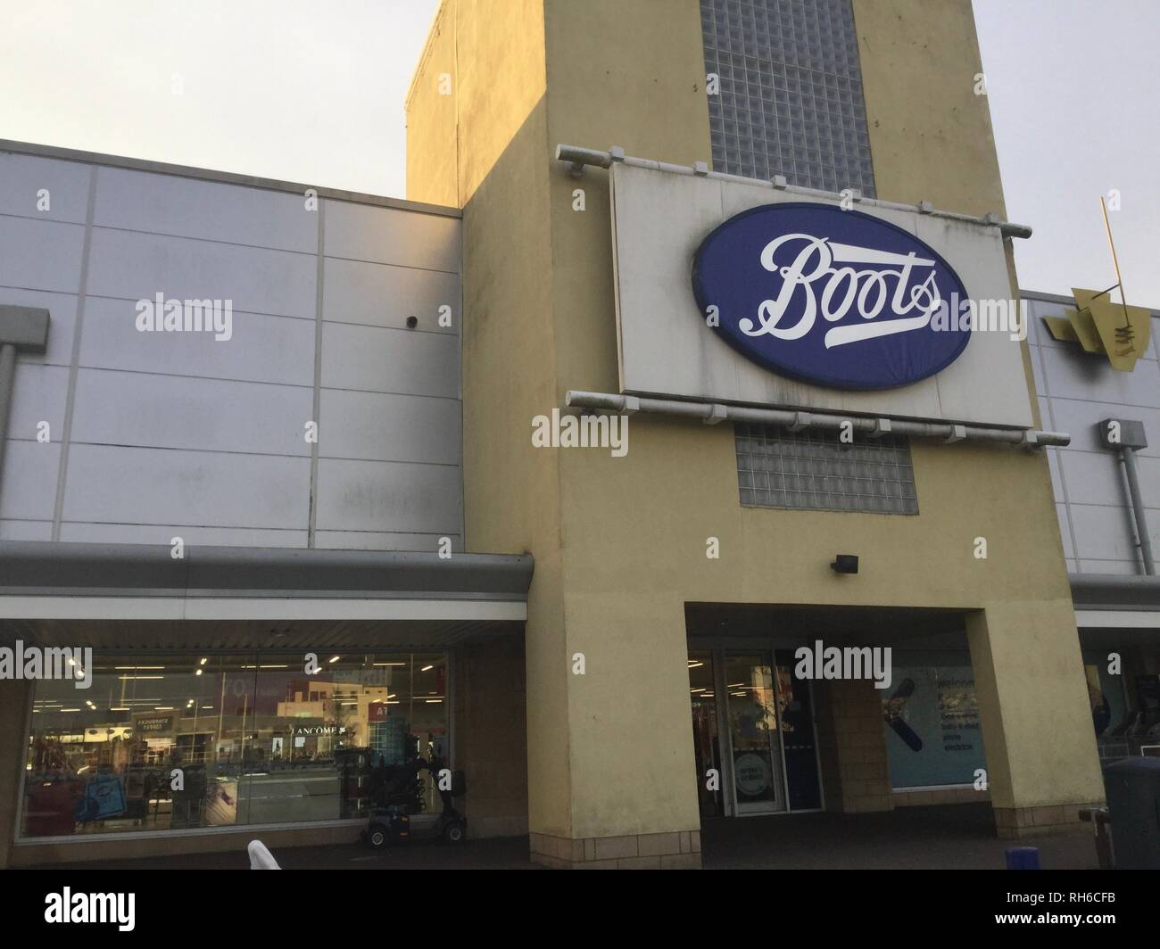 Cheshire,uk Friday 1st February 2019 queues at boots in Cheshire oaks for  the 70% off sale that has started 2 weeks late credit Ian fairbrother/Alamy  live news Stock Photo - Alamy