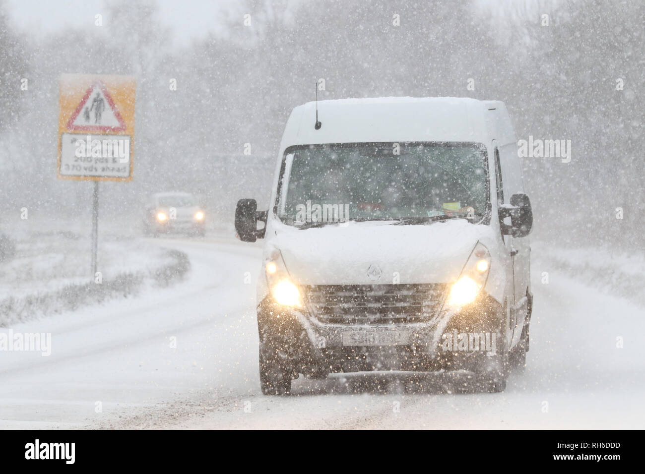Inverness, Scotland, UK. 1 February 2019: Vehicles make their way through heavy snow at Culloden, Inverness. Picture: Andrew Smith Credit: Andrew Smith/Alamy Live News Stock Photo