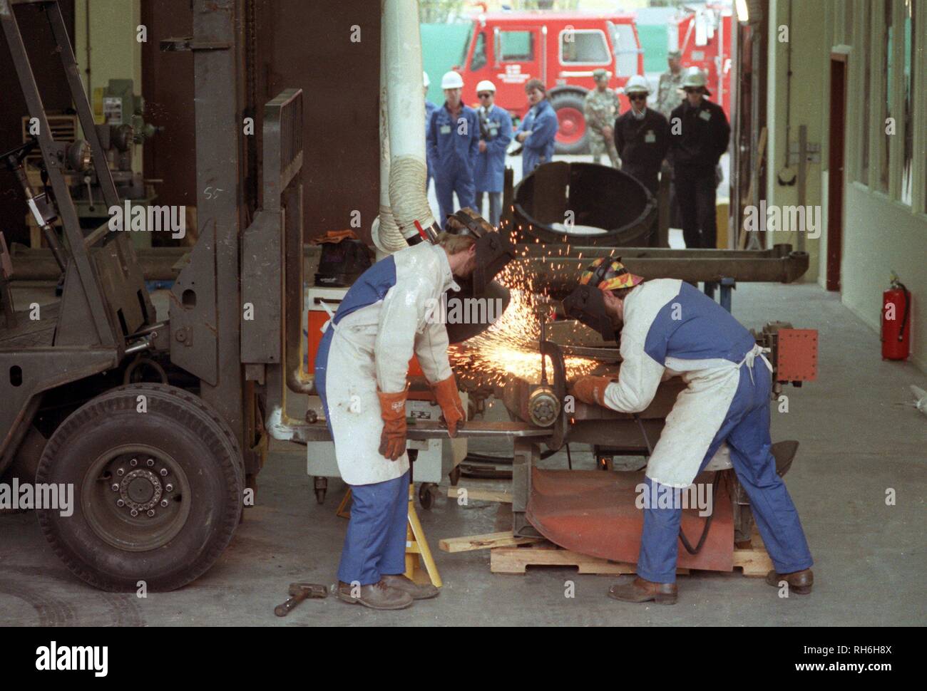 In a military depot in Hausen near Frankfurt am Main, Californian technicians disassemble the first nine launch pads with welding equipment and steel announcements on October 19, 1988 in the presence of Soviet technicians and journalists from various countries. In total, 114 Pershing II missiles are stationed in the Federal Republic of Germany. | usage worldwide Stock Photo
