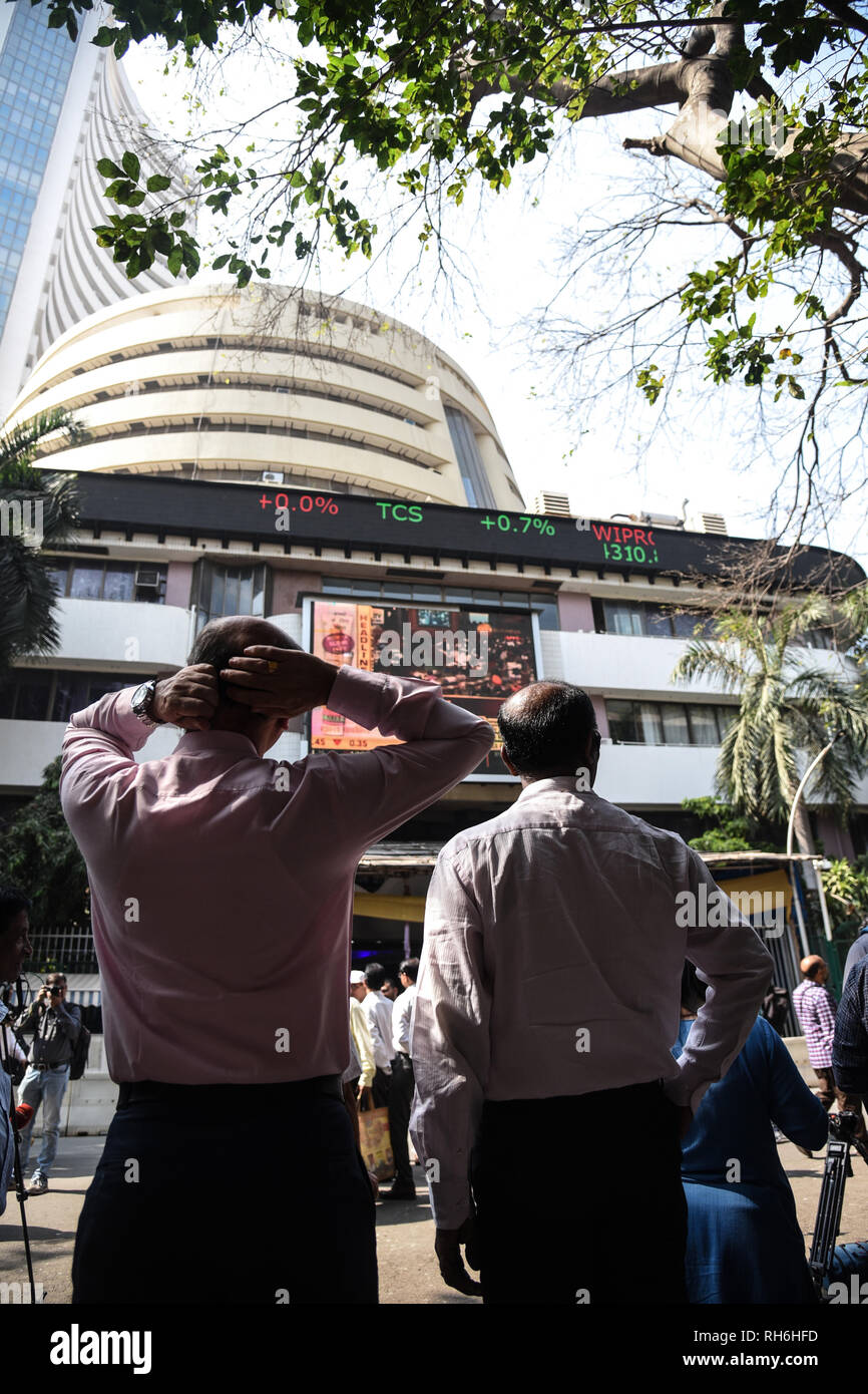 Mumbai, India. 1st Feb, 2019. Onlookers watch a digital screen telecasting India's interim budget, at the Bombay Stock Exchange in Mumbai, India, on Feb. 1, 2019. Credit: Stringer/Xinhua/Alamy Live News Stock Photo