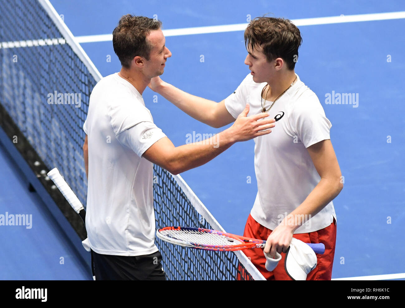 01 February 2019, Hessen, Frankfurt/Main: Tennis: Davis Cup, qualification  round Germany - Hungary in the Fraport Arena. Germany's Philipp  Kohlschreiber (l) and Hungary's Zsombor Piros shake hands after the game.  Photo: Arne