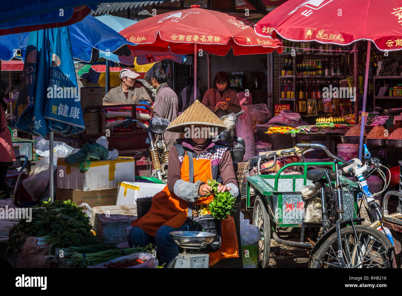 Zhongyi market, Old Town of Lijiang, Yunnan province, China Stock Photo ...