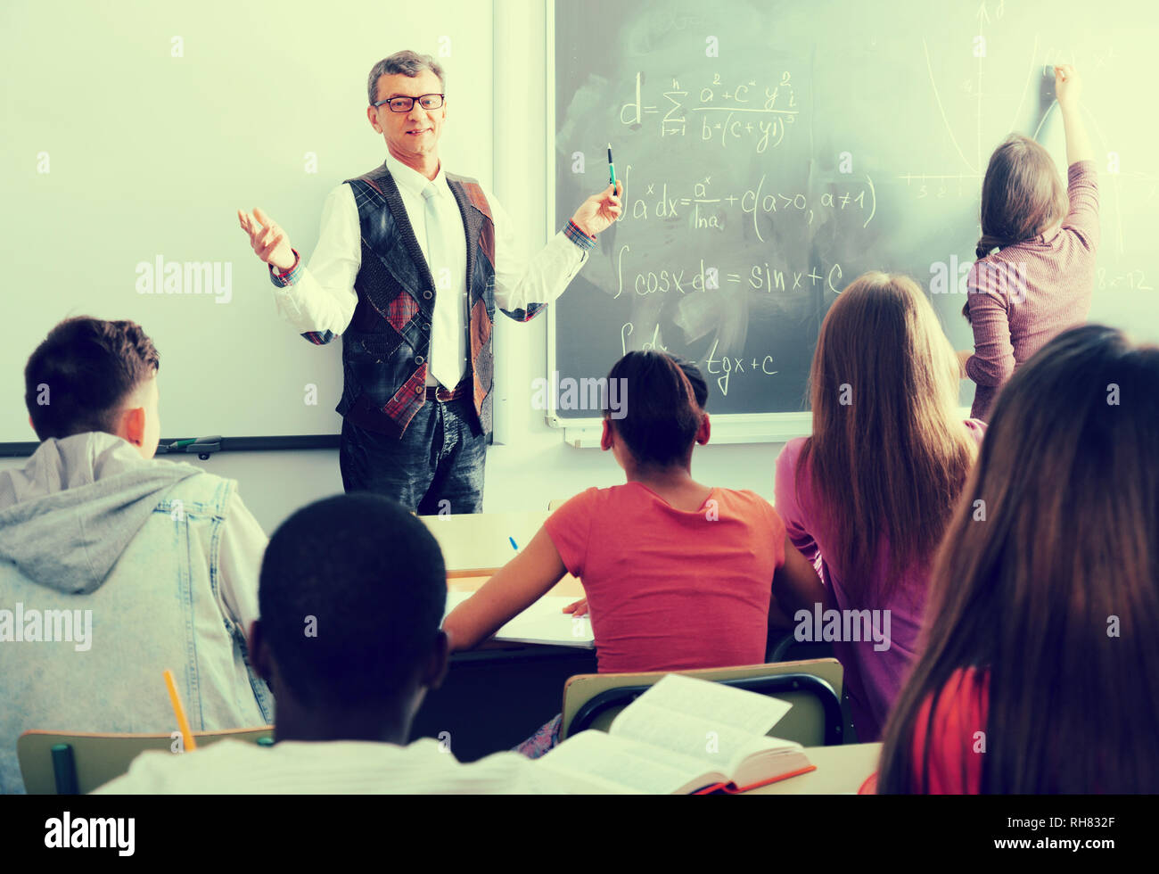 Задания в американских школах. Класс передом с доской. Выступление подростка. Classroom stand schoolgirl book. Class standing.