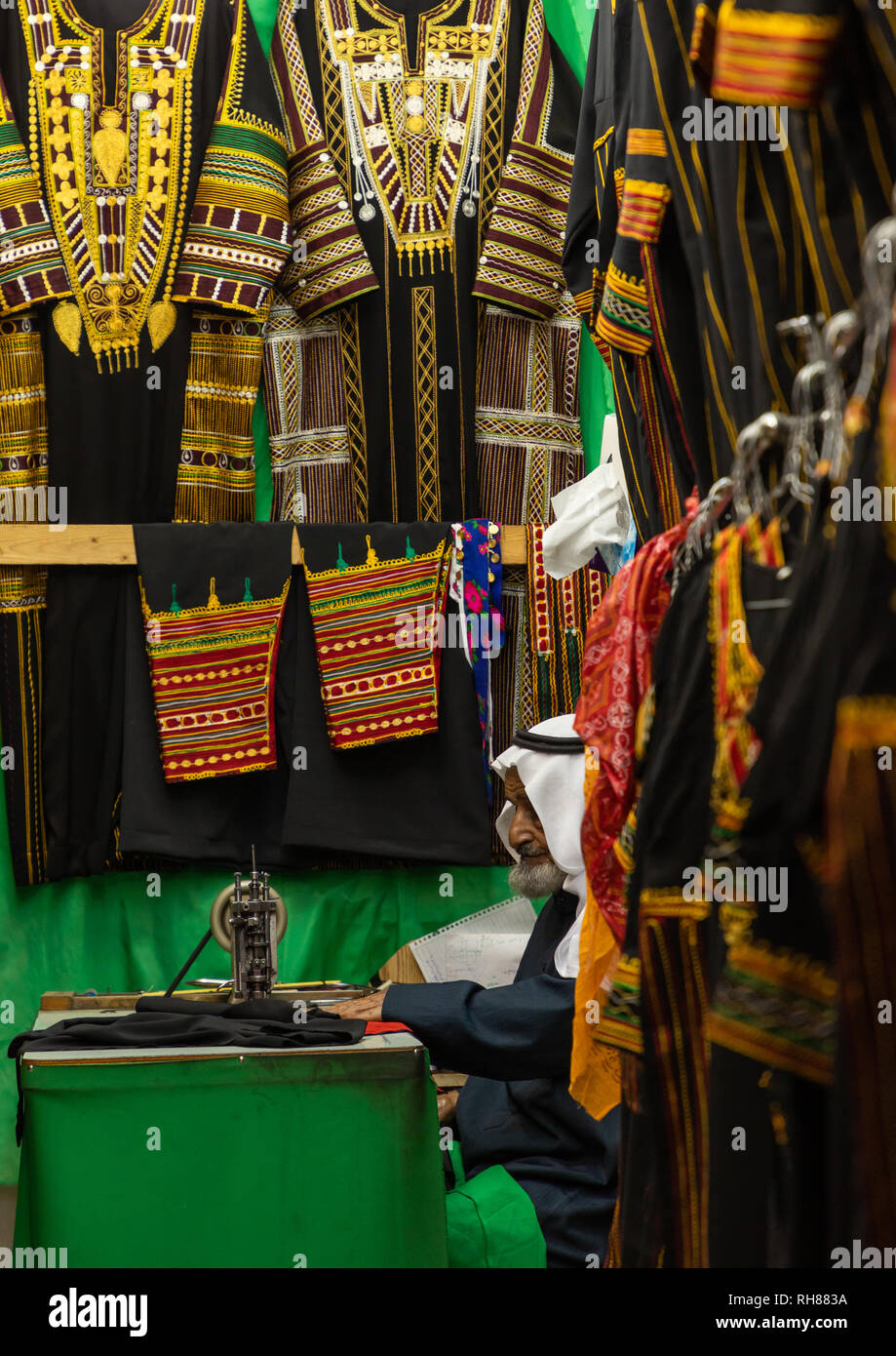 Saudi tailor using a sewing machine to make embroideries, Mecca province, Taïf, Saudi Arabia Stock Photo
