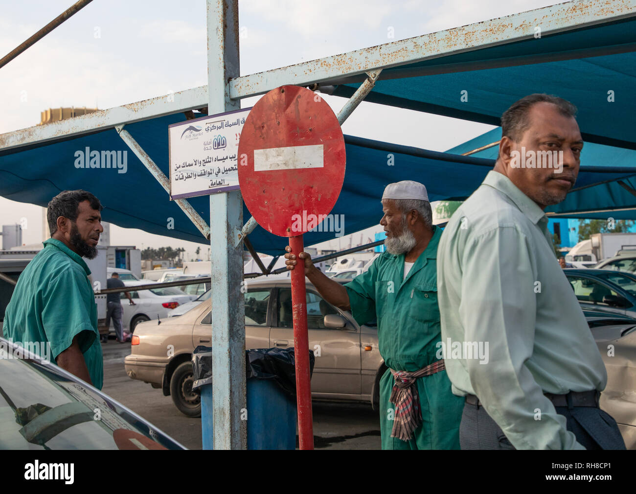 Bengali workers in the fish market, Mecca province, Jeddah, Saudi Arabia Stock Photo