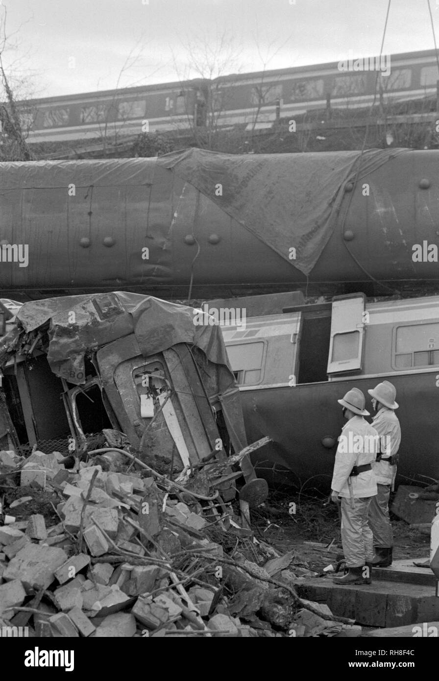 A train (top) passes the scene of the Purley train crash Stock Photo Alamy