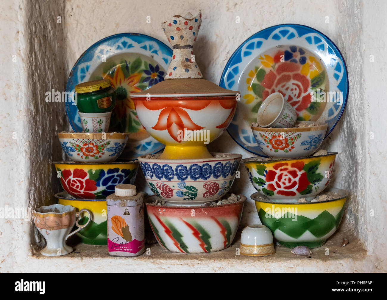 Enamel plates hi-res stock photography and images - Alamy