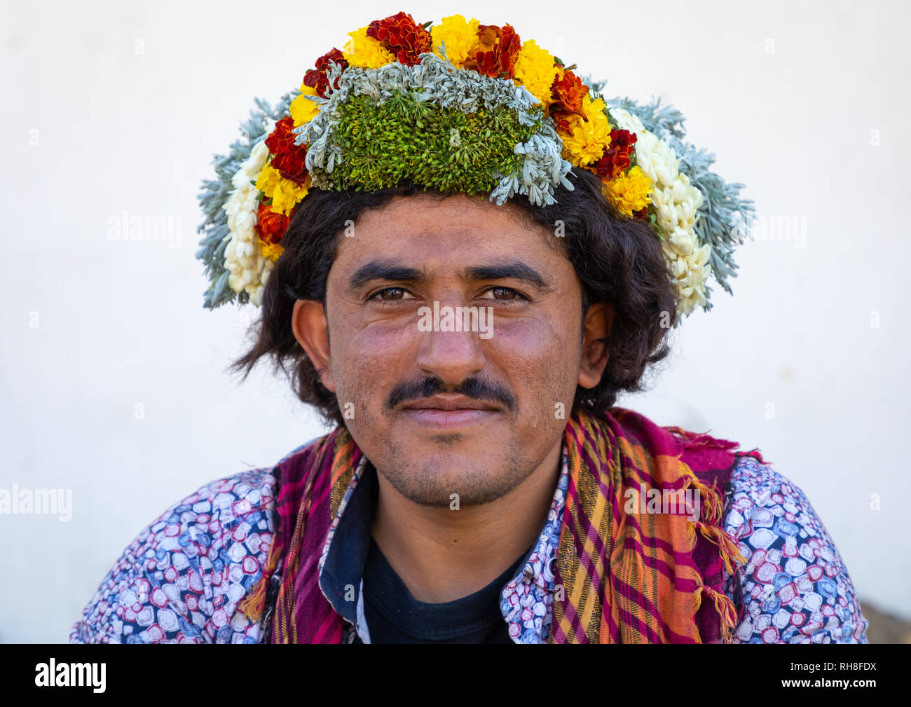Кахтан. Индийские венки. Мужчина с венком на голове. Венок на голову для цыган. Цветочные мужчины Саудовская Аравия.