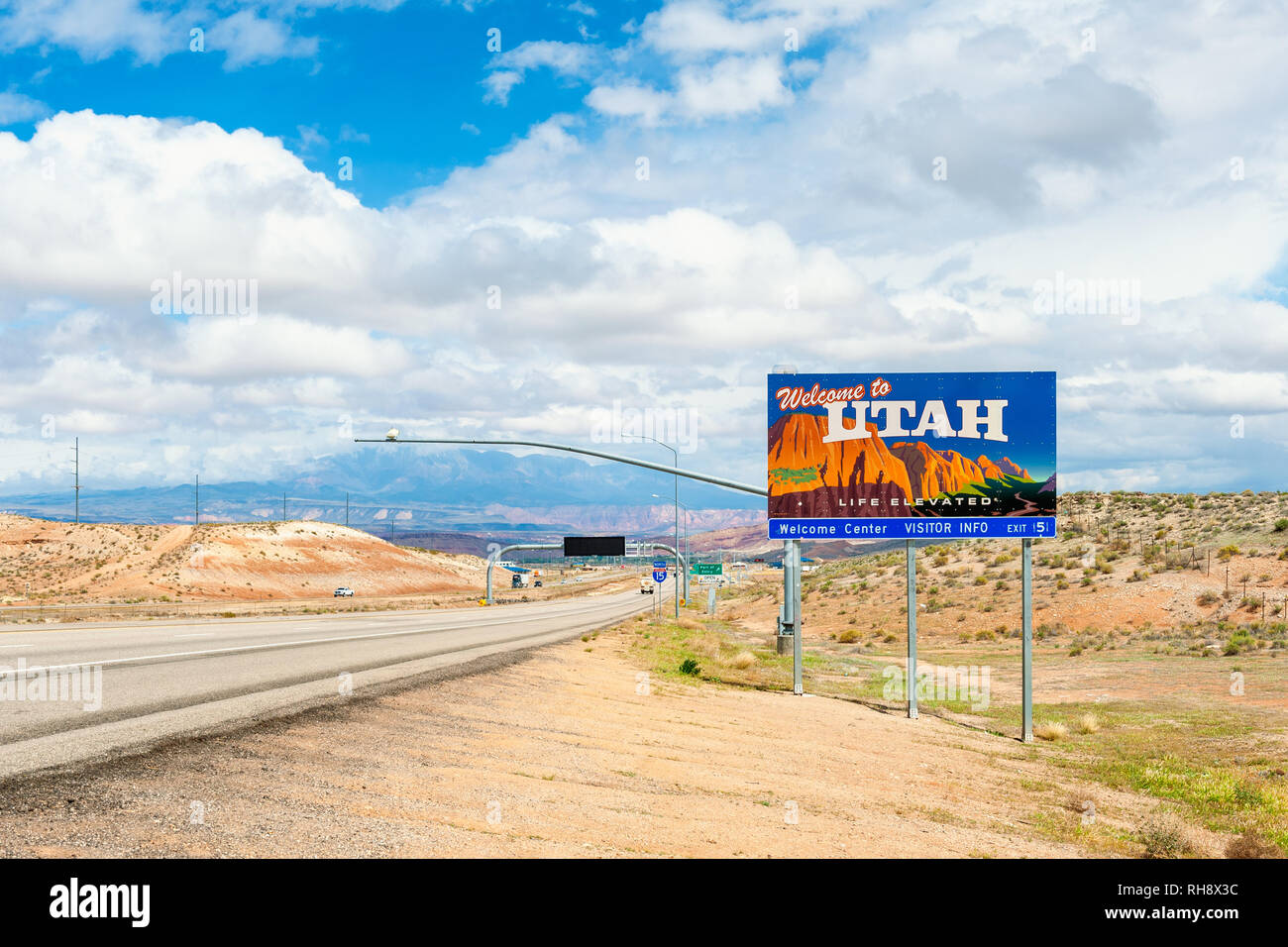 Welcome to Utah Road Sign, on the border of U.S. States Utah and Arizona Stock Photo