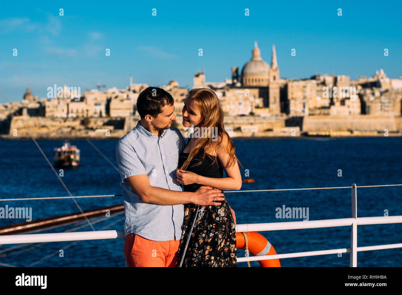 Old couple embrace sea hi-res stock photography and images - Alamy