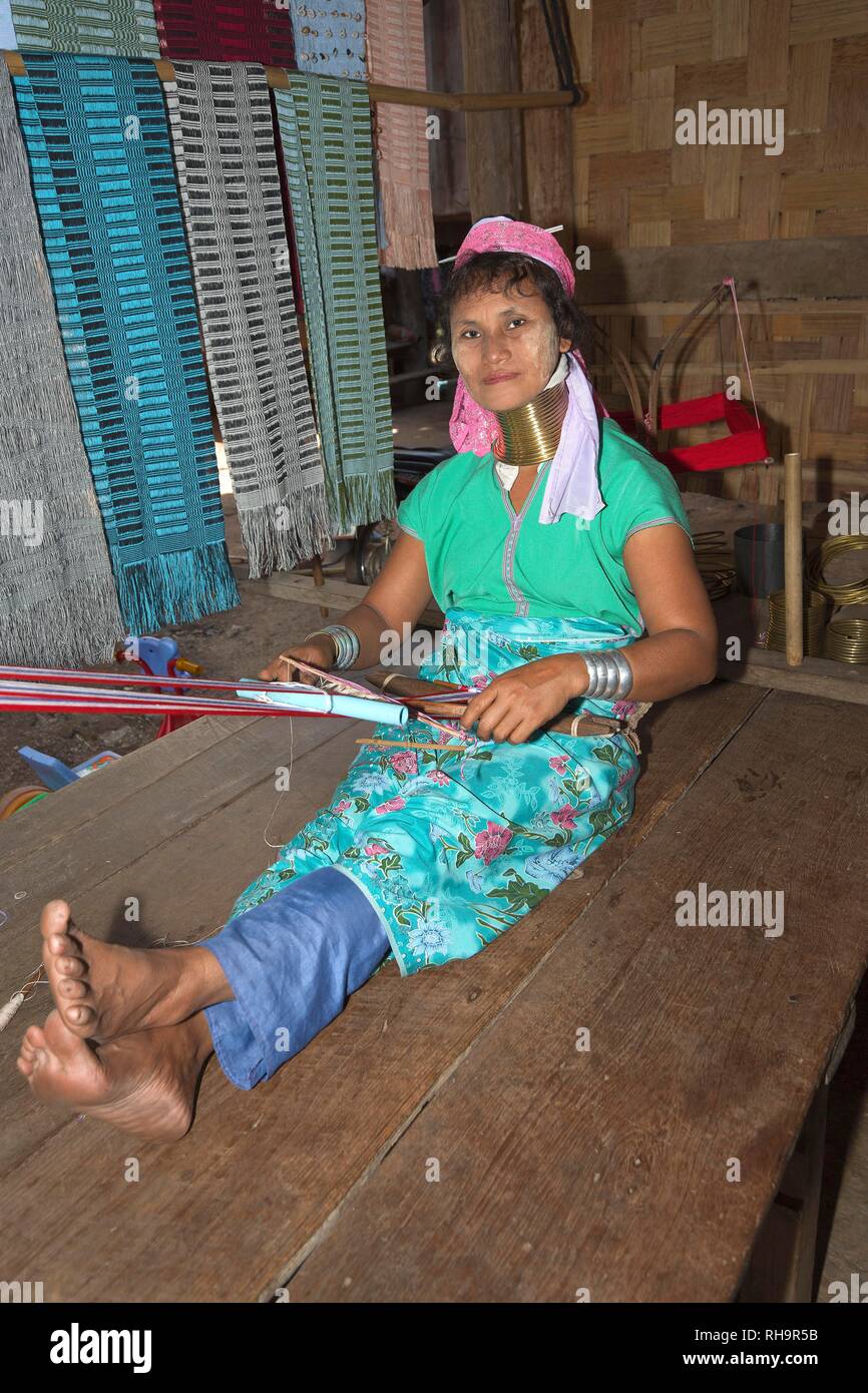 Woman with neck rings weaving, tribe of the Long Neck Karen, Huay Pu Keng, Mae Hong Son, Thailand Stock Photo