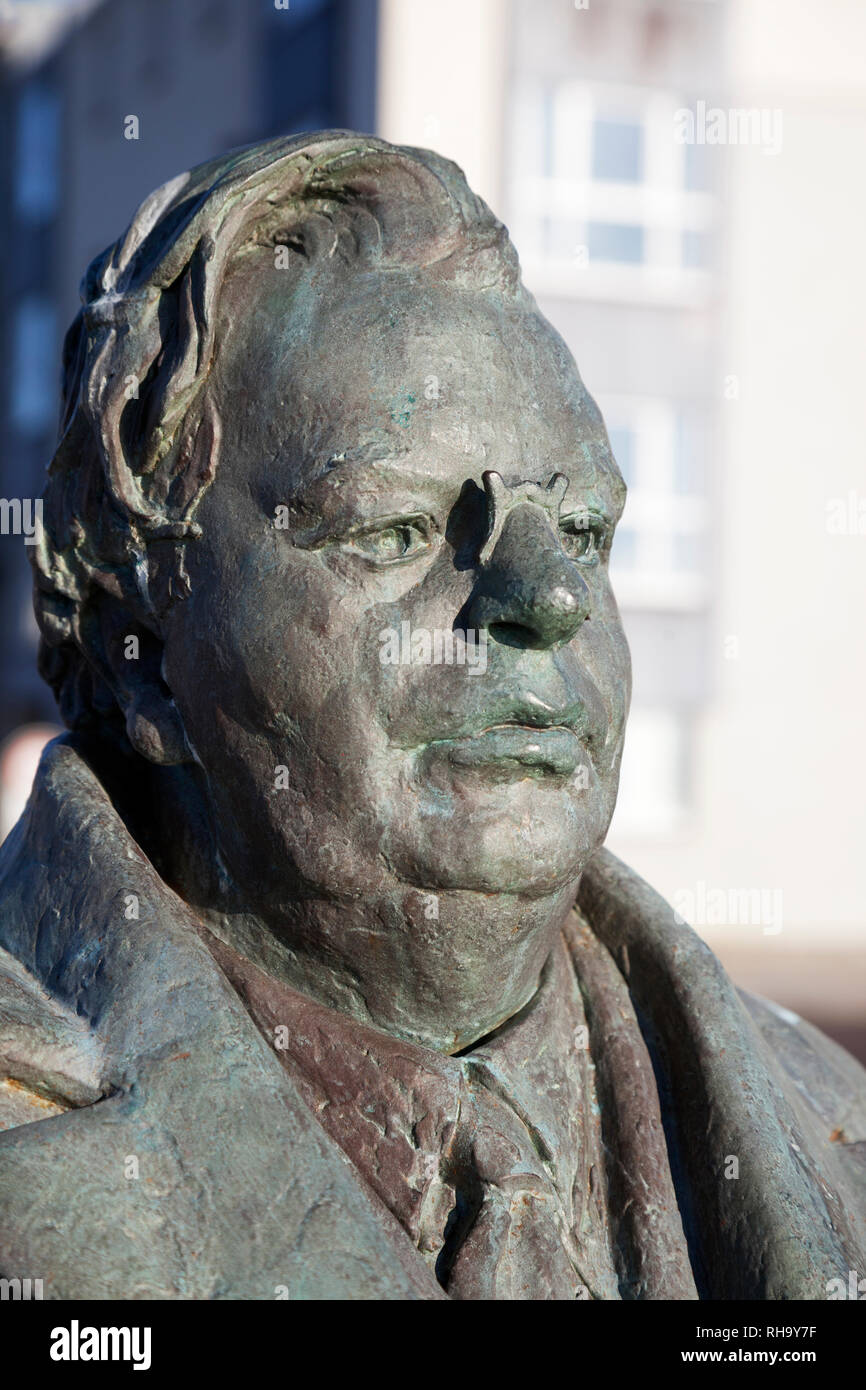 Bronze bust of John Logie Baird, inventor of the television, on West Clyde Street, Helensburgh Stock Photo