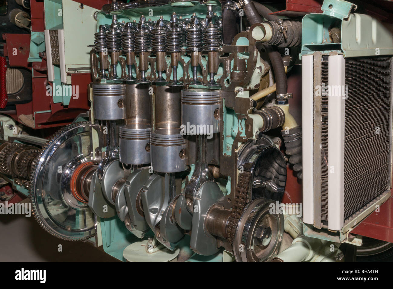 Двигатель автомобиля. Инжекторная ваз 2106. Ваз 2107 16кл. Nissan skyline r34 engine. Ваз 16v турбо.