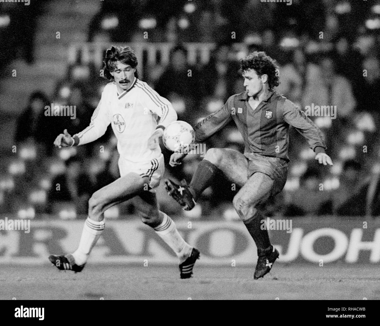 MICHAEL DAMGEN , MARK HUGHES, FC BARCELONA V BAYER 05 UERDINGEN, FC BARCELONA V BAYER 05 UERDINGEN, 1986 Stock Photo