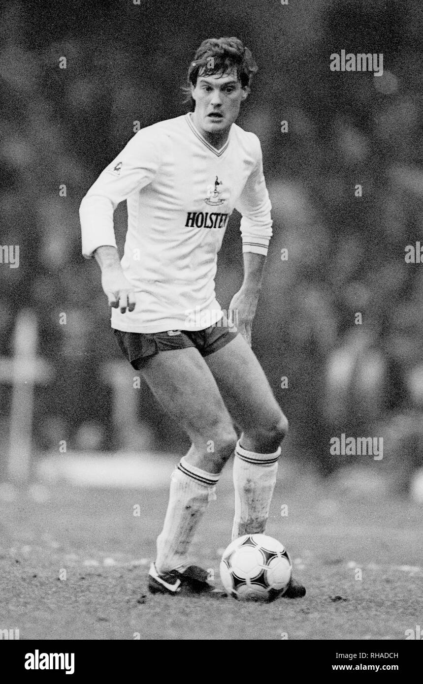 GLENN HODDLE  TOTTENHAM HOTSPUR FC      21 February 1987   E13B21    WARNING! This Photograph May Only Be Used For Newspaper And/Or Magazine Editorial Purposes. May Not Be Used For Publications Involving 1 player, 1 Club Or 1 Competition  Without Written Authorisation From Football DataCo Ltd.  For Any Queries, Please Contact Football DataCo Ltd on +44 (0) 207 864 9121 Stock Photo