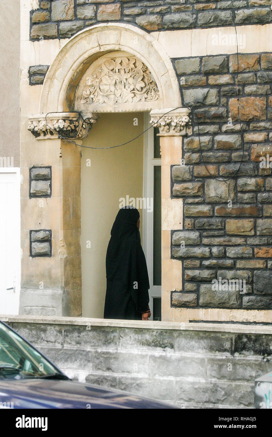 Muslim woman veiled uk hi-res stock photography and images - Alamy
