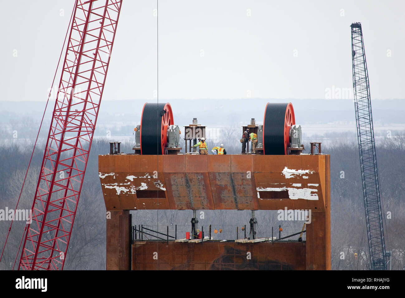 Construction of the BNSF vertical lift railroad bridge between