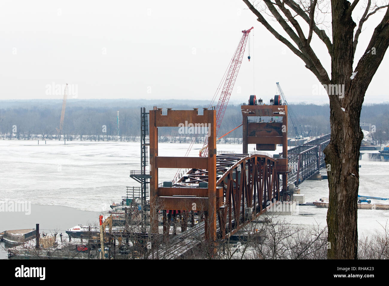 Construction of the BNSF vertical lift railroad bridge between