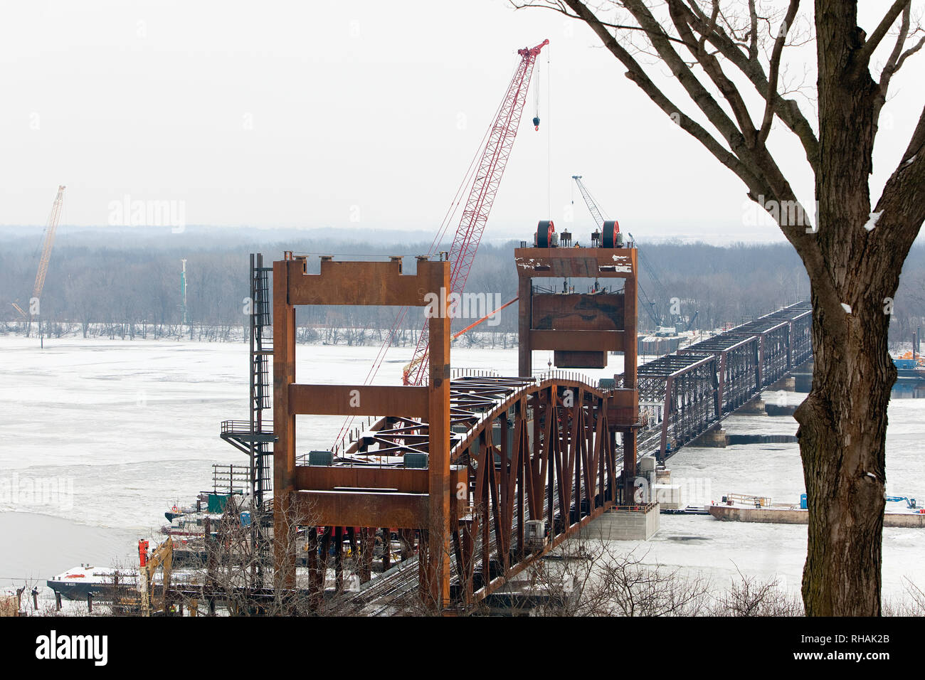 Construction of the BNSF vertical lift railroad bridge between
