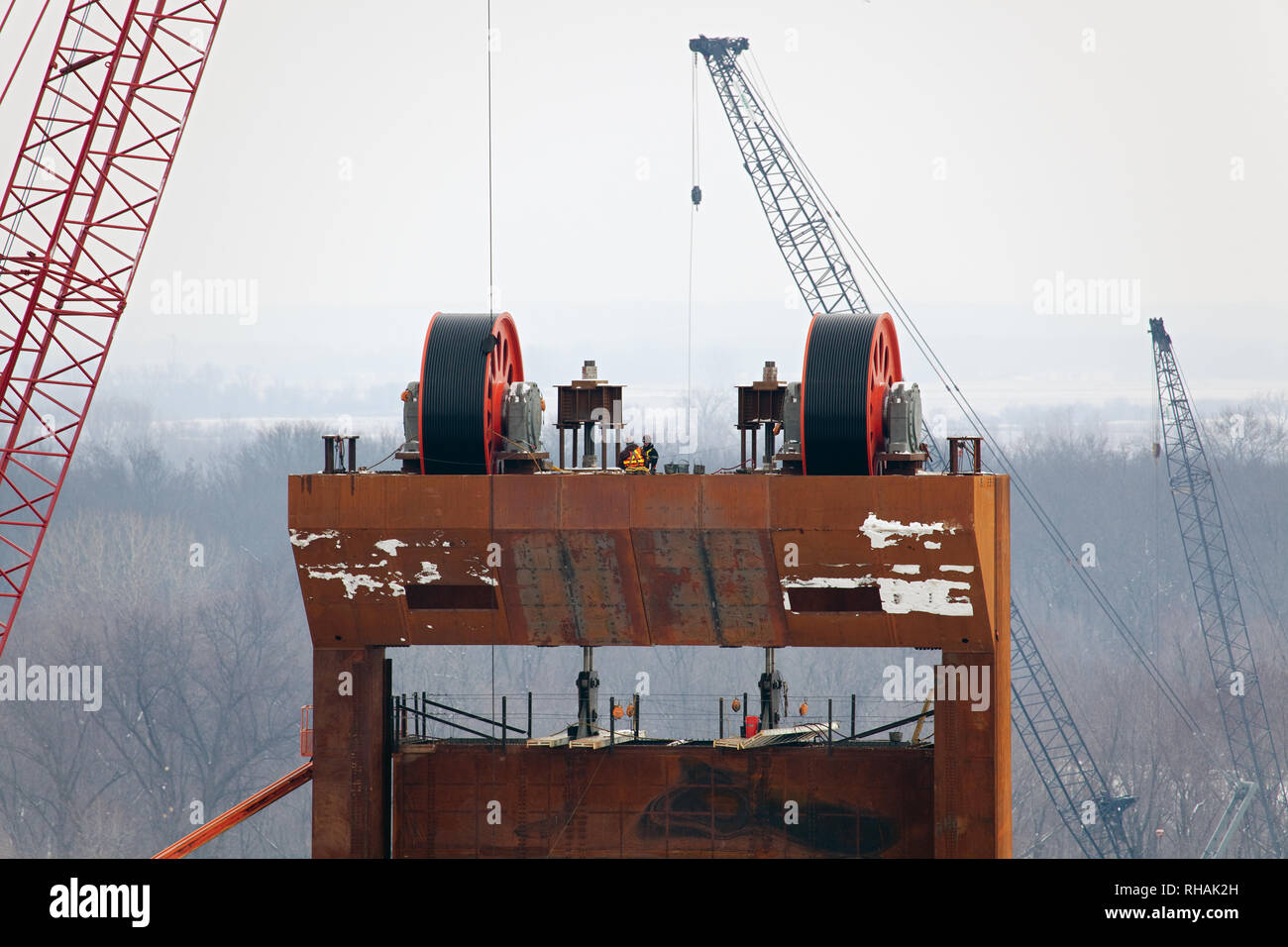 Construction of the BNSF vertical lift railroad bridge between