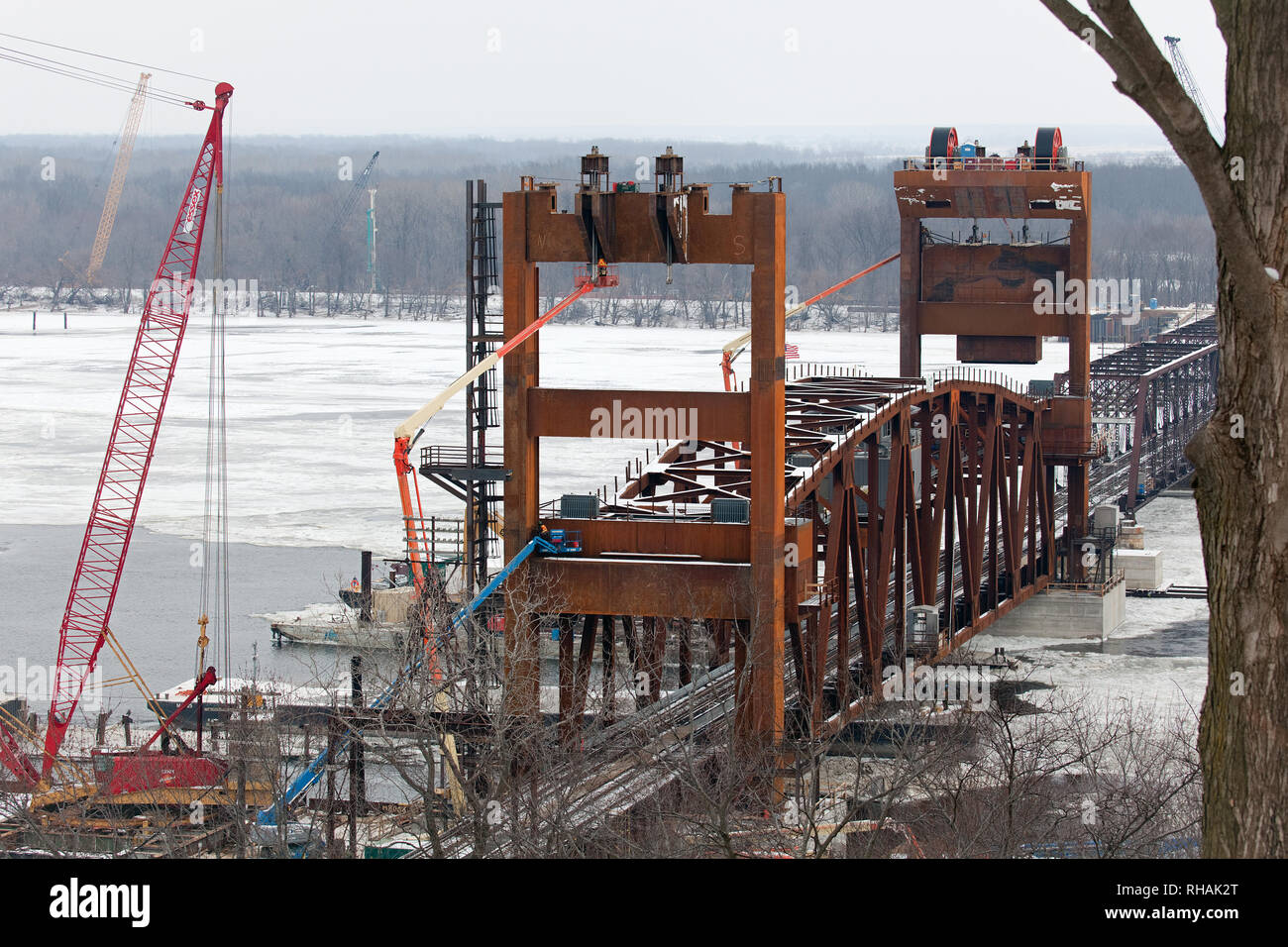 Construction of the BNSF vertical lift railroad bridge between