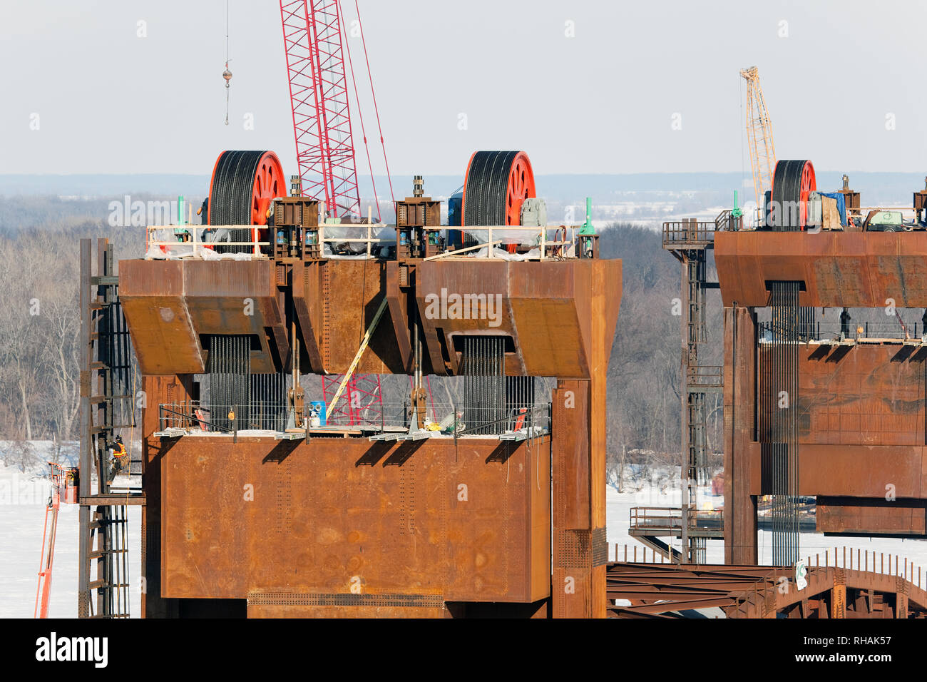 Construction of the BNSF vertical lift railroad bridge between