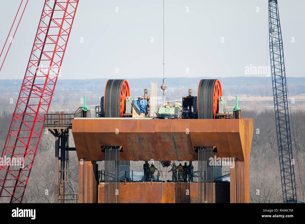 Construction of the BNSF vertical lift railroad bridge between