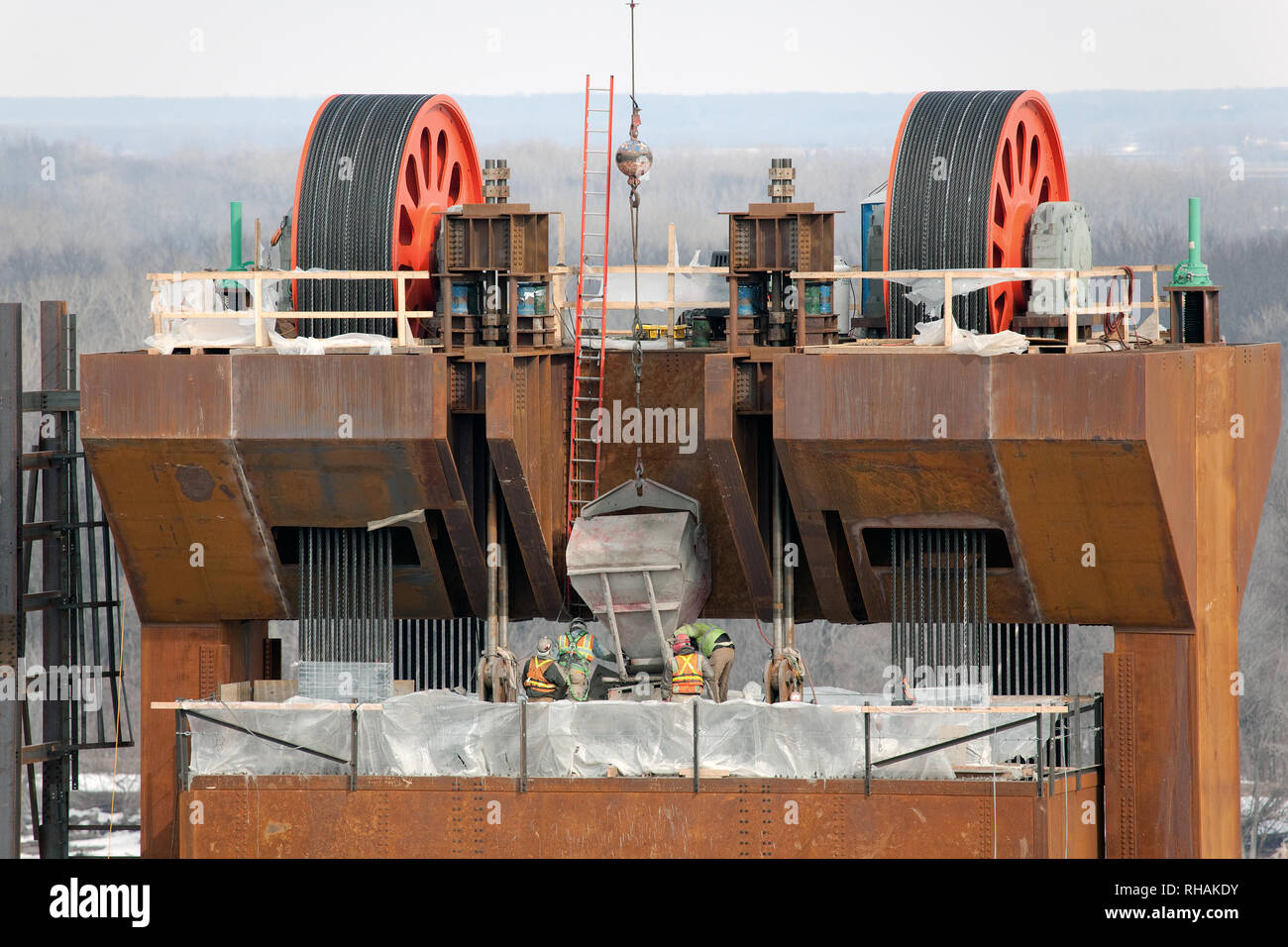 Construction of the BNSF vertical lift railroad bridge between