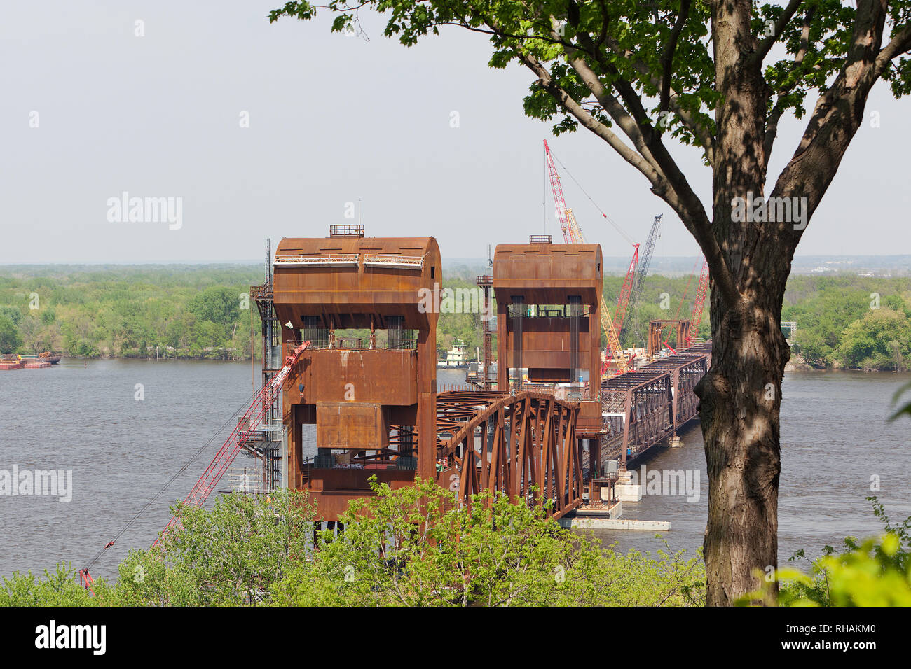 Construction of the BNSF vertical lift railroad bridge between