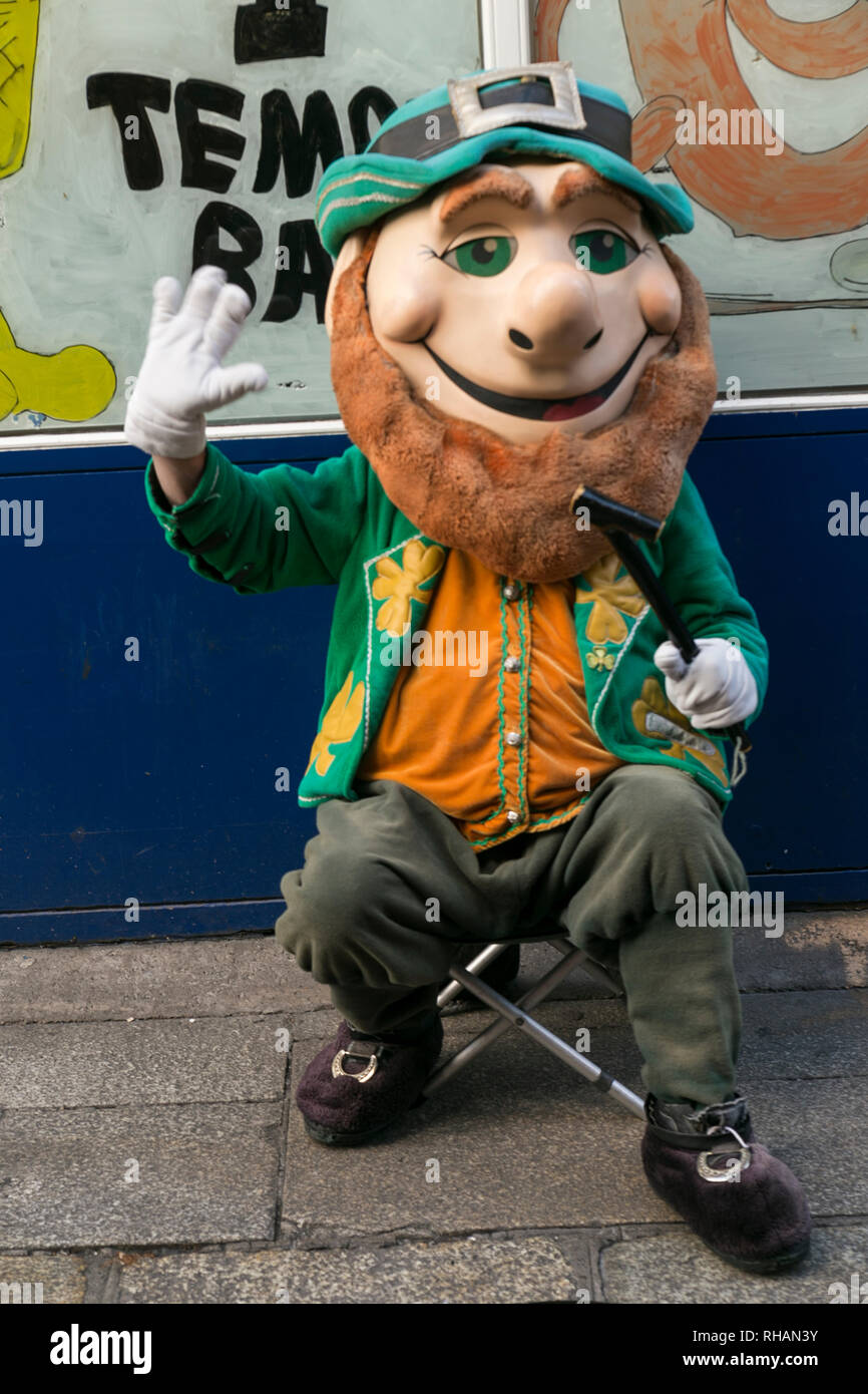 Man dressed up as Leprechaun in Temple Bar Dublin Southern Ireland Stock Photo